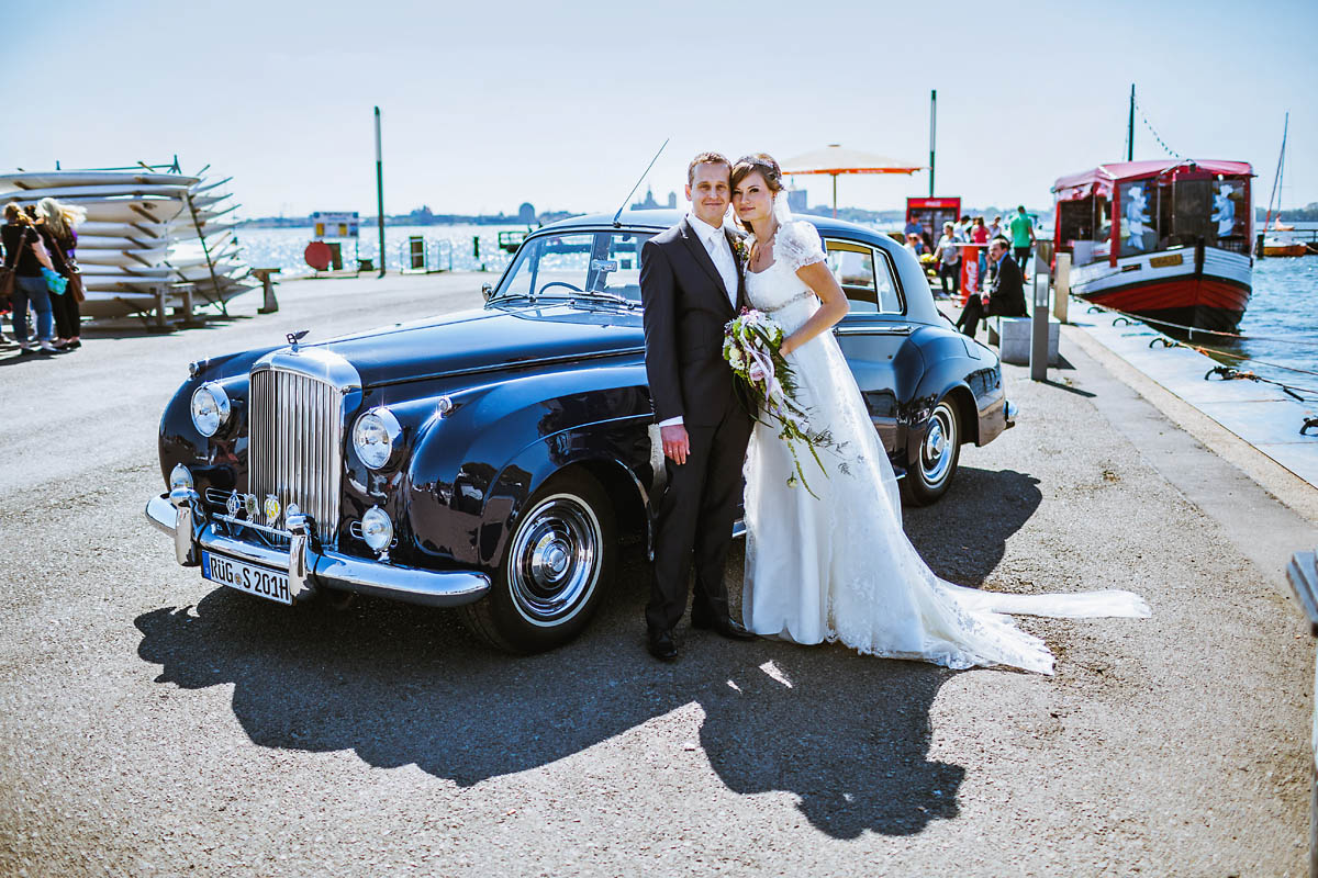 Brautpaar mit Hochzeitsauto Rolls Royce im Hafen von Altefaehr Hochzeitsfotograf Stralsund © www.henninghattendorf.de