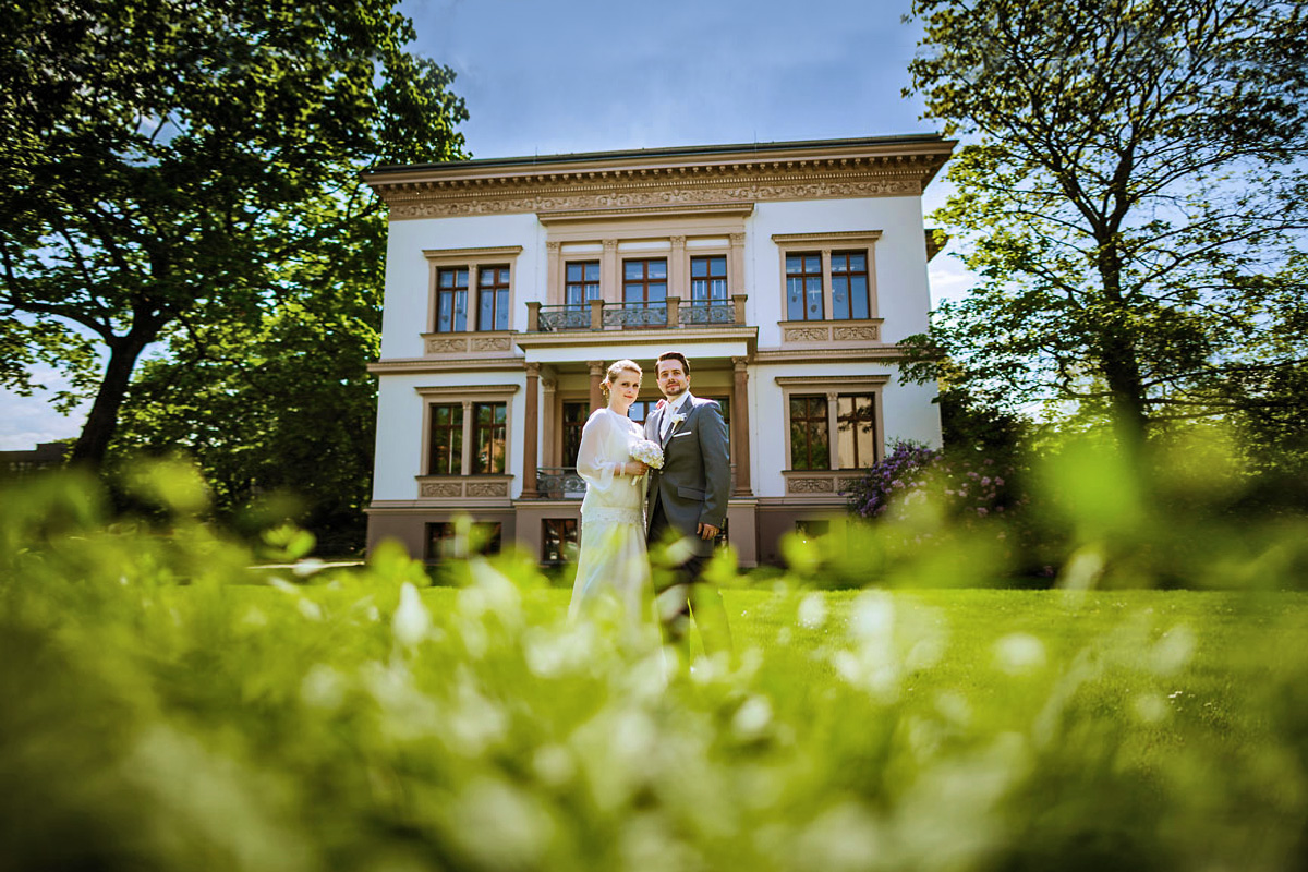 Außenansicht vom Standesamt Villa Kogge in Charlottenburg in Berlin Hochzeitsfotograf © www.henninghattendorf.de