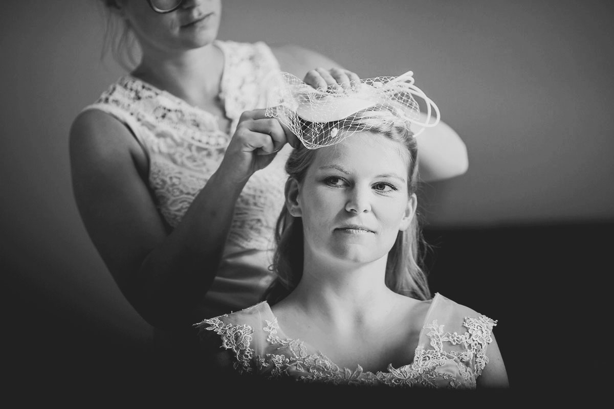 Foto der Braut beim Getting Ready in Stadthagen Hochzeitsfotograf © www.henninghattendorf.de