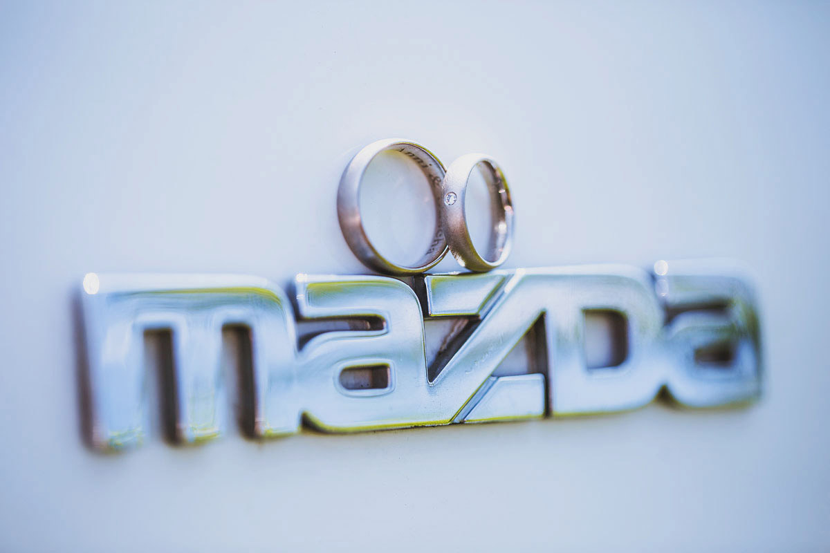 Detailfoto der Ringe auf dem Schriftzug von Mazda originelle Detailaufnahme vom Hochzeitsfotograf © www.henninghattendorf.de