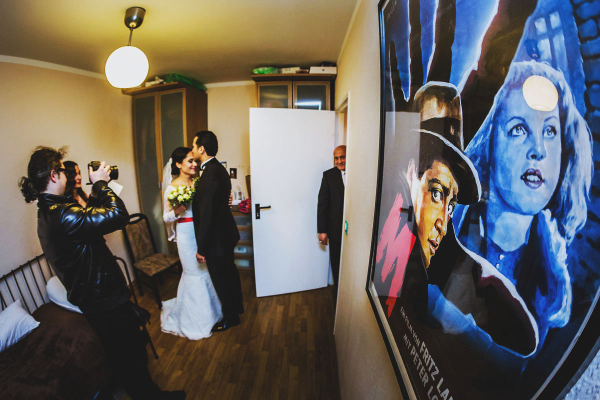 Poster vom Film M von Fritz Lang und Brautpaar mit Hochzeitsfilmer Bild einer professionellen Hochzeitsreportage von Hochzeitsfotograf © www.henninghattendorf.de