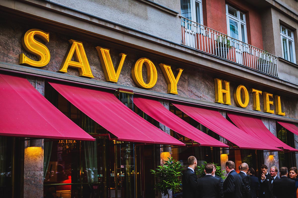 Savoy Hotel Schriftzug am Gebäude in Berlin Hochzeitsfotograf © www.henninghattendorf.de