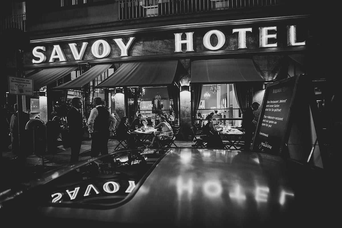 Savoy Hotel Schriftzug am Gebäude in der Nacht Hochzeitsfotograf Berlin © www.henninghattendorf.de