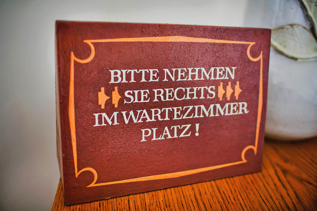 Bitte nehmen sie rechts im Wartezimmer platz - Schild im Standesamt Pankow Hochzeitsfotograf © www.henninghattendorf.de