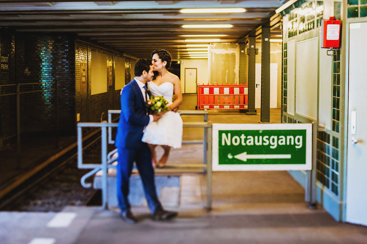 Brautpaar beim Fotoshooting im U Bahnhof Rathaus Schöneberg in Berlin Hochzeitsfotograf © www.henninghattendorf.de