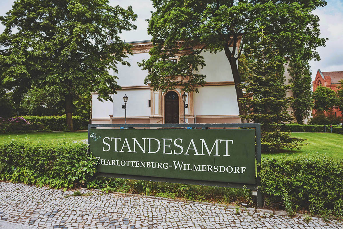 Schild vom Standesamt Villa Kogge in Charlottenburg-Wilmersdorf Hochzeitsfotograf © www.henninghattendorf.de