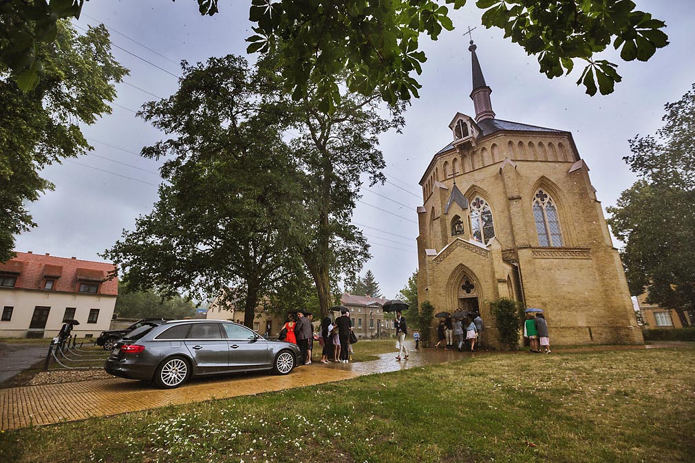 Foto von der Alten Neuendorfer Kirche am Anger in Potsdam Hochzeitsfotograf © www.henninghattendorf.de