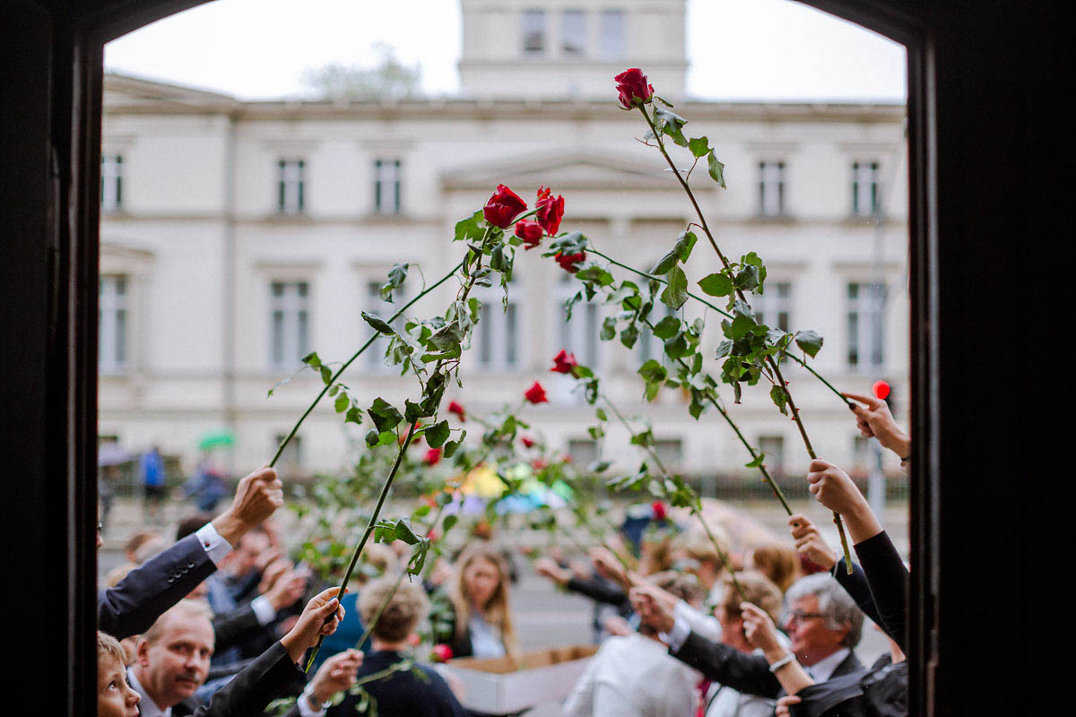 Rosen werden gehalten für eine Hochzeit im Rathaus Potsdam Hochzeitsfotograf © www.henninghattendorf.de